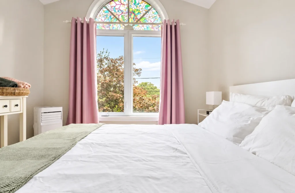Front bedroom with arched window